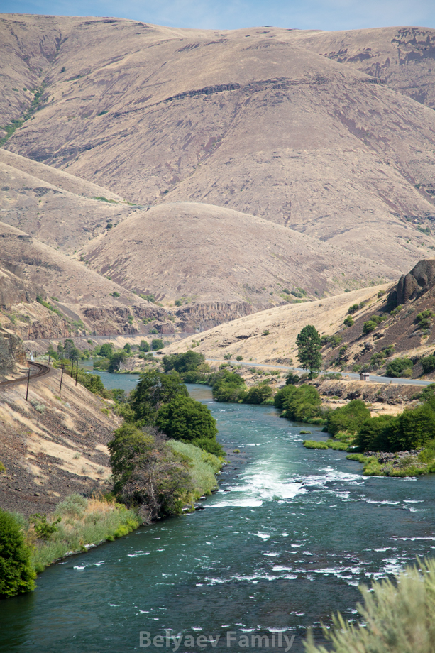Deschutes River, по ней можно сплавляться на лодках (не по всей, только в некоторых местах)