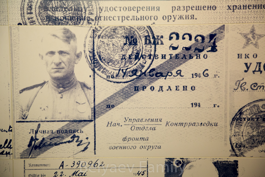 На стене увеличенные удостоверения