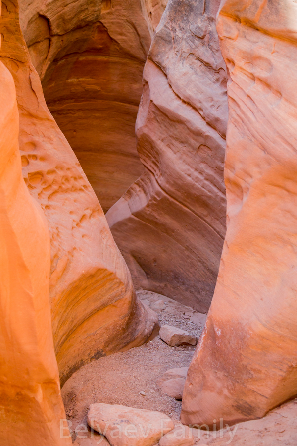Похоже на Antilope Canyon, но стены желтоватые