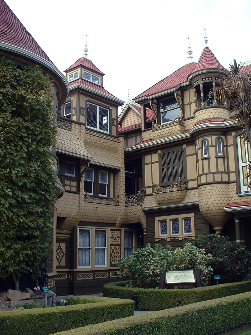 Winchester Mystery House, Wikimedia Commons